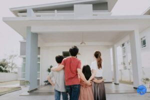 4 ragazzi che guardano la nuova casa
