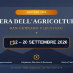 Dal 12 al 20 settembre 2026 torna la Fiera San Gennaro Vesuviano, appuntamento dedicato all’agricoltura, all’artigianato e alle eccellenze del territorio. Tra gli ospiti anche Heather Parisi. Fiera San Gennaro Vesuviano 2026, nove giorni dedicati al territorio SAN GENNARO VESUVIANO – Agricoltura, artigianato, prodotti locali e tradizioni tornano al centro della vita cittadina. Dal 12 al 20 settembre 2026 si svolge la Fiera San Gennaro Vesuviano 2026, manifestazione che richiama cittadini, operatori e visitatori anche dai comuni vicini. La Fiera rappresenta da tempo un appuntamento importante per San Gennaro Vesuviano e per l’area vesuviana. Al centro ci sono le attività produttive, le aziende, gli artigiani e le realtà che ogni giorno contribuiscono a mantenere vivo il legame con il territorio. L’obiettivo è mettere in vetrina le eccellenze locali, offrendo uno spazio anche alle produzioni agricole e artigianali e alle tante professionalità che caratterizzano l’economia della zona. Non solo esposizioni, quindi, ma anche un'occasione per conoscere più da vicino il lavoro di chi produce e trasforma, mantenendo vive tradizioni e competenze che rappresentano una parte importante dell’identità locale. Agricoltura e artigianato, il valore delle produzioni locali La Fiera San Gennaro Vesuviano 2026 arriva in un momento nel quale il settore agricolo continua a confrontarsi con diverse difficoltà. Costi di produzione, burocrazia, mercato e concorrenza mettono ogni giorno alla prova aziende e produttori. Per questo le manifestazioni dedicate alle produzioni del territorio possono diventare occasioni per creare attenzione intorno al lavoro agricolo e artigianale. Valorizzare un prodotto significa infatti valorizzare anche la persona che lo realizza. Dietro un prodotto agricolo, un alimento trasformato o un manufatto artigianale ci sono lavoro, conoscenze e investimenti. Il rapporto diretto con i consumatori rappresenta inoltre un elemento importante per le piccole aziende, che possono presentare i propri prodotti e raccontare la storia delle attività. La Fiera diventa così anche un momento di incontro tra tradizione e futuro. La tutela delle produzioni locali passa infatti dalla capacità di farle conoscere, promuoverle e creare nuove opportunità per chi decide di continuare a lavorare sul territorio. Heather Parisi tra gli ospiti della manifestazione Tra gli appuntamenti più attesi della Fiera San Gennaro Vesuviano 2026 c’è anche la presenza di Heather Parisi, annunciata come madrina dell’evento. L’artista sarà protagonista di uno degli appuntamenti in programma il 12 settembre, in Piazza Margherita, contribuendo ad ampliare il richiamo della manifestazione anche oltre i confini del comune. La presenza di un personaggio conosciuto dal grande pubblico si inserisce nel programma della Fiera accanto agli appuntamenti dedicati all’agricoltura, all’artigianato e alla promozione delle realtà locali. Un modo per unire spettacolo e tradizione, portando attenzione su una manifestazione che mantiene al centro il rapporto con il territorio. Una manifestazione che guarda alle eccellenze del territorio La Fiera San Gennaro Vesuviano 2026 rappresenta anche un'occasione per riflettere sul futuro delle attività locali. Agricoltura e artigianato continuano a rappresentare settori nei quali esperienza e innovazione possono convivere. Per le nuove generazioni significa anche avere la possibilità di conoscere mestieri, produzioni e attività che spesso rischiano di essere messi in secondo piano. Promuovere le eccellenze del territorio significa quindi dare visibilità alle imprese e ai lavoratori, ma anche rafforzare il rapporto tra comunità e attività produttive. È proprio questo il valore che può avere una Fiera: portare il pubblico dentro il territorio, far conoscere ciò che viene prodotto e creare occasioni di confronto. Dal 12 al 20 settembre 2026, San Gennaro Vesuviano sarà quindi al centro di un appuntamento che mette insieme agricoltura, artigianato, tradizioni, prodotti locali e intrattenimento. Per Noi Forconi Italia Libera, la valorizzazione dell’agricoltura e delle produzioni italiane passa anche da iniziative capaci di riportare l'attenzione sul lavoro di agricoltori, artigiani e piccoli produttori. Difendere le eccellenze locali significa riconoscere il valore di chi lavora ogni giorno per produrre, trasformare e mantenere viva l'economia dei territori. La Fiera di San Gennaro Vesuviano torna così a essere un punto di incontro tra tradizione, lavoro e promozione del territorio.